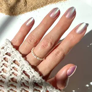 Pearl Glow Nails: Effortless Elegance for Your Daily Look